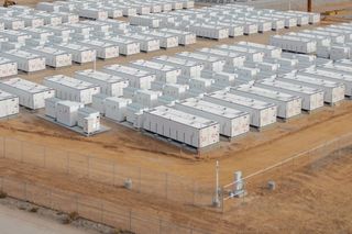Weiße Batteriecontainer in dichten Reihen