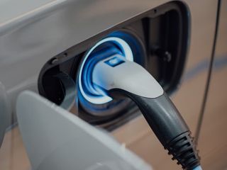 Ladestecker an einem Elektroauto