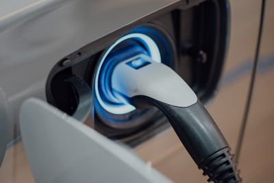 Ladestecker steckt im Ladeanschluss eines Elektroautos