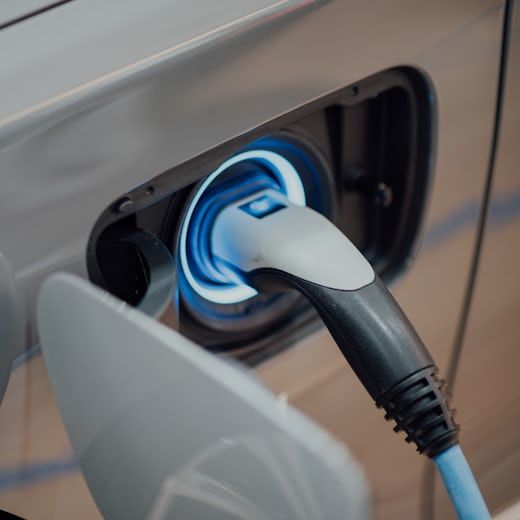 Ladestecker an einem Elektroauto