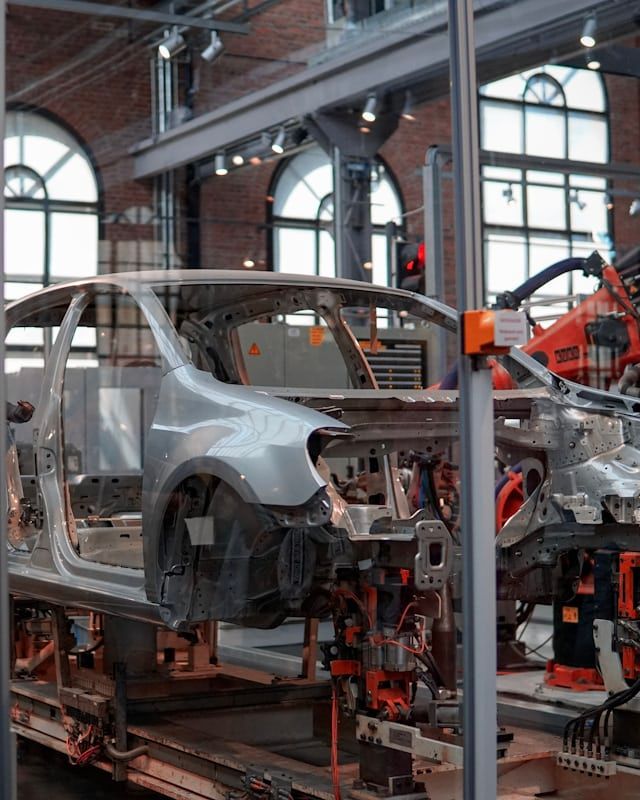 Produktionshalle mit Fertigungsrobotern