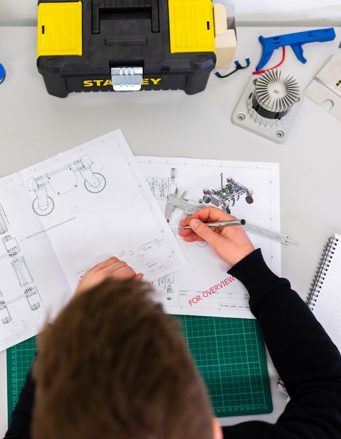 Planungsunterlagen und Werkzeug auf einem Tisch