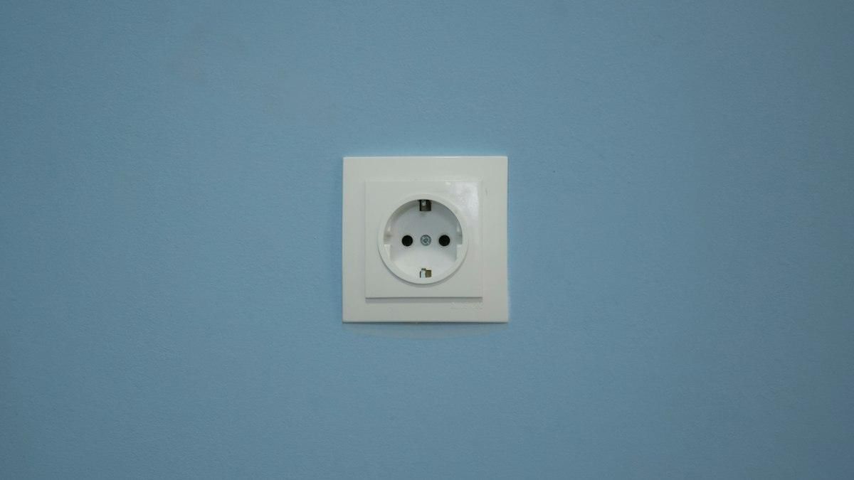 Fertig gestrichene Wand mit einer einzelnen Steckdose
